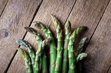 Tahta üzerinde yeşil kuşkonmaz filizlenir. Yakın plan.