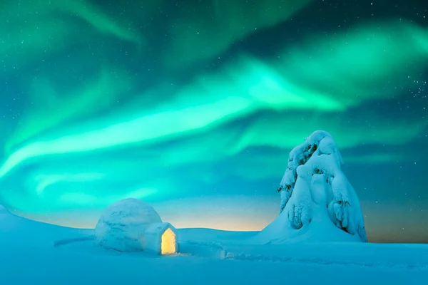 Wintry sceny z świecącymi światłami polarnymi i śnieżnym igloo — Zdjęcie stockowe