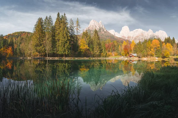 Picturesque view at autumn Welsperg lake in Dolomite Alps — Stock Photo, Image