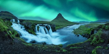 Aurora borealis Kuzey ışıkları Kirkjufellsfoss şelalesinin üzerinde