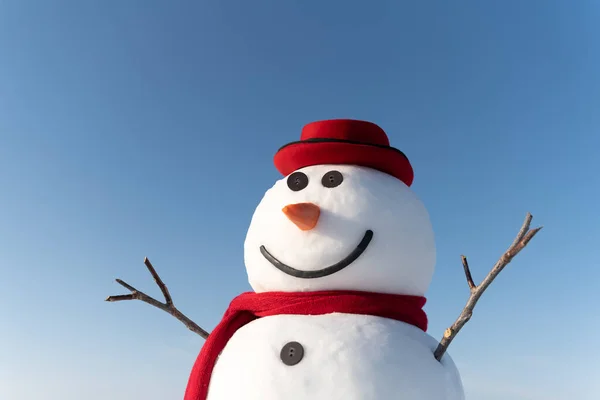Divertente pupazzo di neve in elegante cappello rosso — Foto Stock