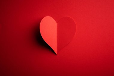 Kırmızı kağıt kalpli yaratıcı Sevgililer Günü kartpostal tasarımı