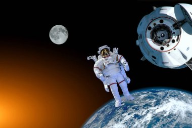 Astronot uzay yürüyüşü yaparken uzay istasyonu yakınlarında çalışır.