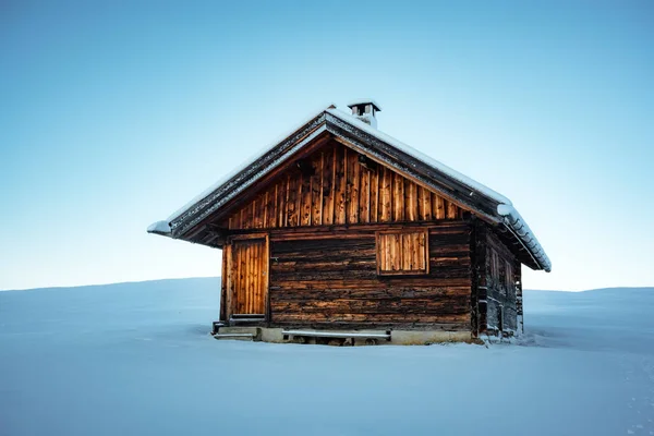 Pequena cabine de madeira no prado Alpe di Siusi — Fotografia de Stock