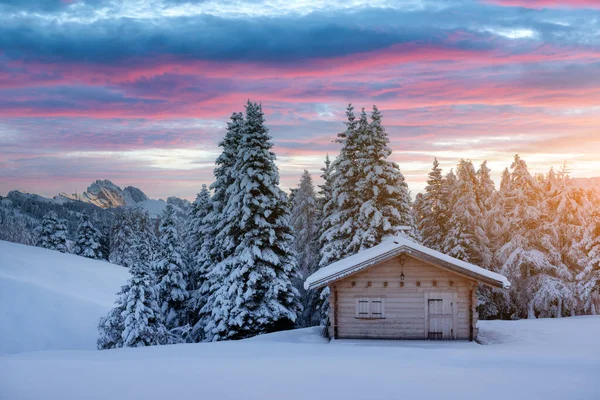 Malebná krajina s malým dřevěným domkem na louce Alpe di Siusi — Stock fotografie