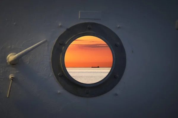 Navire de pêche solitaire chalutier bateau sur l'eau de l'océan — Photo