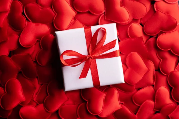 ホワイトギフトボックス付きクリエイティブバレンタインデーのポストカードデザイン — ストック写真