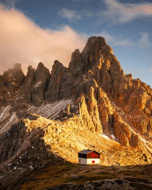 Tre Cime di Lavaredo ve Rifugio Locatelli 'de inanılmaz bir gün batımı.