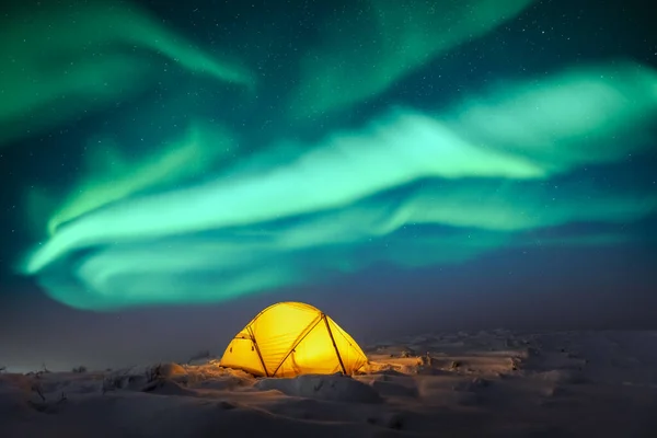 Yellow tent against the backdrop of incredible starry sky — Stock Photo, Image