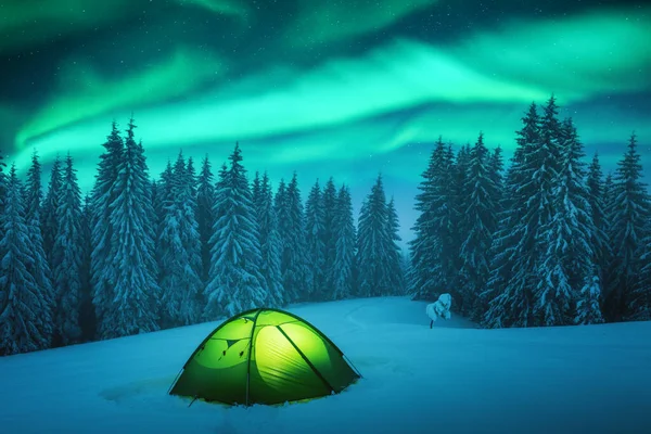 Yellow tent against the backdrop of incredible starry sky — Stock Photo, Image