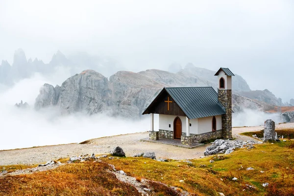 Otrolig utsikt över det lilla kapellet i Tre Cime Di Laveredo nationalpark — Stockfoto