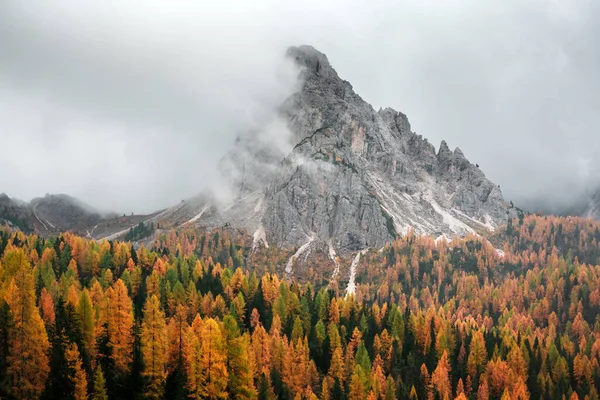 Incrível vista de outono no italiano Dolomite Alps — Fotografia de Stock