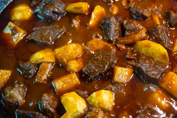Cooking goulash with beef, potatoes, tomato and paprika — Stock Photo, Image