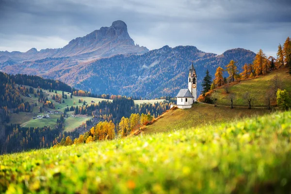 Santa Barbara kyrkan på hösten Dolomite Alperna — Stockfoto