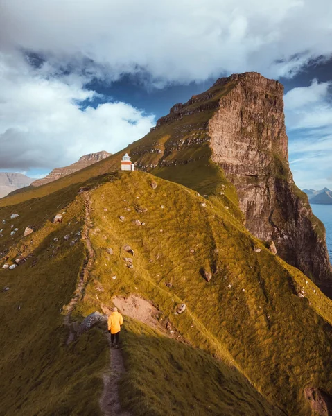 Farol de Kallur em colinas verdes da ilha de Kalsoy — Fotografia de Stock