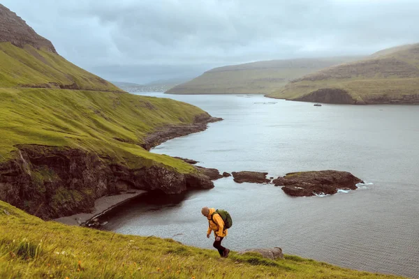 Vue spectaculaire sur les collines verdoyantes de l'île de Vagar et de la ville de Sorvagur — Photo