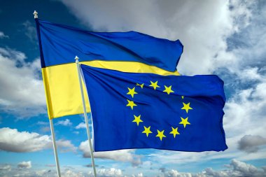 Mavi gökyüzü arka planında Ukrayna mavi ve sarı iki renkli ulusal bayrak