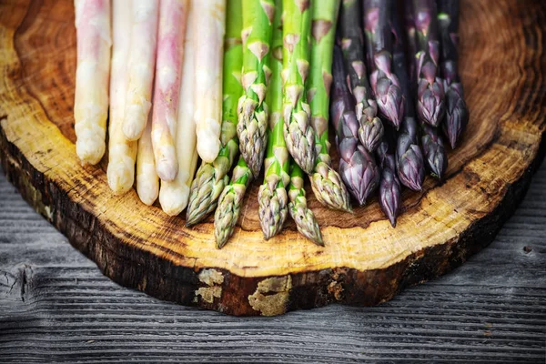 Green, purple and white asparagus sprouts — Stock Photo, Image