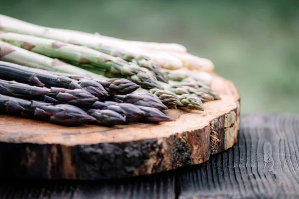 Groene, paarse en witte aspergespruiten — Stockfoto