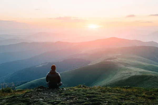 Dağın yamacında yalnız bir turist — Stok fotoğraf