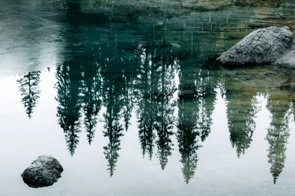 Água azul-turquesa do Lago Carezza nas Dolomitas Ocidentais — Fotografia de Stock