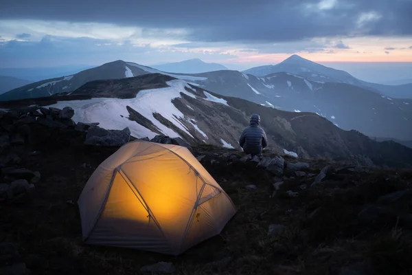 信じられないほどの山の風景を背景に懐中電灯で内側から点灯灰色のテント 素晴らしい夜の高地 観光コンセプト — ストック写真