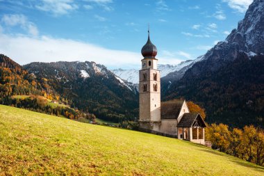 Sonbahar Dolomite Alpleri 'ndeki St. Valentin Kastelruth Village Kilisesi. Güneşli çayırlarda küçük bir şapeli ve Kastelruth komünü 'nde karlı Petz zirvesi olan muhteşem bir manzara. Dolomitler, Güney Tyrol, İtalya
