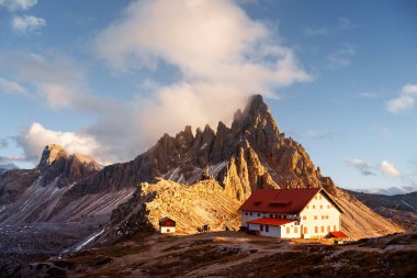 Dolomite Alplerindeki Tre Cime di Lavaredo ve Rifugio Locatelli 'de inanılmaz bir gün batımı. Lavaredo, Dolomitler, Güney Tyrol, İtalya ve Avrupa 'nın üç zirvesi. Peyzaj fotoğrafçılığı