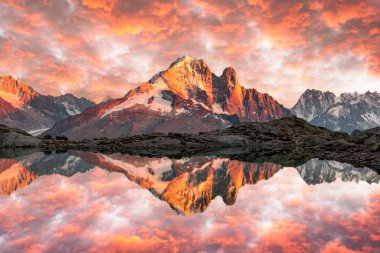 Fransa Alpleri 'ndeki Lac Blanc Gölü' nde renkli bir günbatımı. Monte Bianco dağ sırası arka planda. Vallon de Berard Doğa Koruma Alanı, Chamonix, Graian Alpleri. Peyzaj fotoğrafçılığı