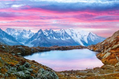 Chesery Gölü Lac De Cheserys Fransa Alpleri'nde üzerinde renkli gün batımı. Arka plan üzerine monte Bianco dağ silsilesi. Vallon de Berard doğa korumak, Chamonix, Graian Alps. Manzara fotoğrafçılığı