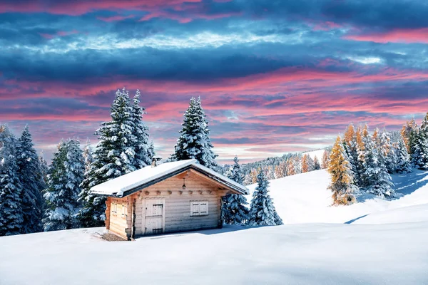 Pintoresco Paisaje Con Pequeña Cabaña Madera Prado Alpe Siusi Amanecer —  Fotos de Stock