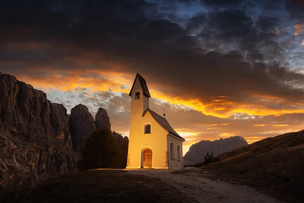 Unglaubliche Aussicht Auf Die Kleine Beleuchtete Kapelle Kapelle Ciapela Auf — Stockfoto