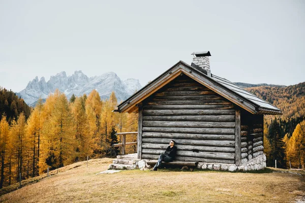 Niesamowity Widok Jesieni Dolinie Valfreda Włoskich Alpach Dolomitowych Drewniana Kabina — Zdjęcie stockowe