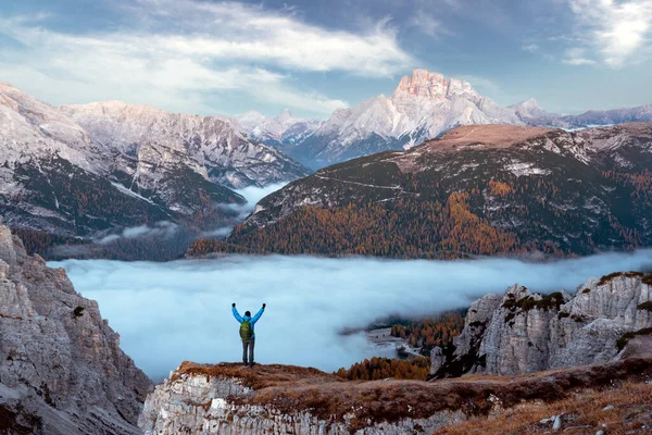 Tourist Stands Fog Edge Cliff Dolomites Mountains Location Auronzo Rifugio — Stock Photo, Image