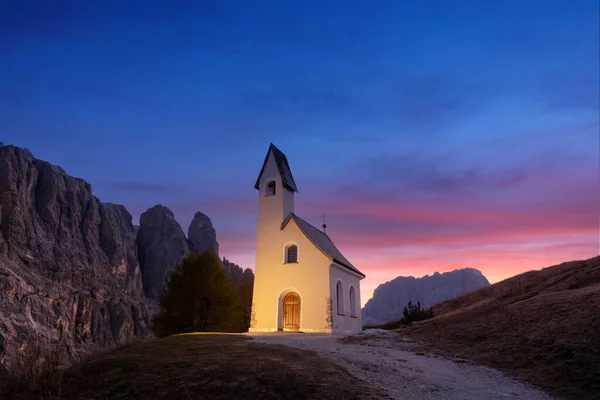 Unglaubliche Aussicht Auf Die Kleine Beleuchtete Kapelle Kapelle Ciapela Auf — Stockfoto