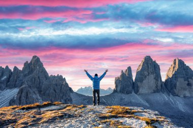 Sonbahar sezonunda Three Peaks of Lavaredo pistinde mavi ceketli bir turist. Ulusal Park Tre Cime di Lavaredo, Dolomite Alpleri, Trentino Alto Adige bölgesi, Sudtirol, Dolomites, İtalya