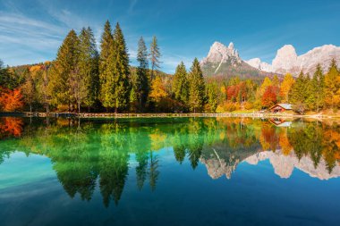 Dolomite Alplerindeki Welsperg Gölü 'nün sonbahar manzarası. Canali Vadisi, Primiero San Martino di Castrozza, Trento ili, İtalya. Peyzaj fotoğrafçılığı