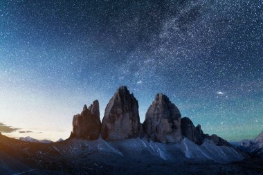 İnanılmaz yıldızlı gökyüzünün ve Lavaredo Dağları 'nın Üç Tepesi' nin zemininde içeriden yeşil çadır yandı. Ulusal Park Tre Cime di Lavaredo, Dolomitler, İtalya. Peyzaj fotoğrafçılığı