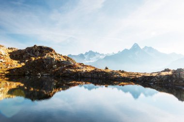 Chesery Gölü Lac De Cheserys Fransa Alpleri'nde üzerinde renkli gün batımı. Arka plan üzerine monte Bianco dağ silsilesi. Vallon de Berard doğa korumak, Chamonix, Graian Alps. Manzara fotoğrafçılığı