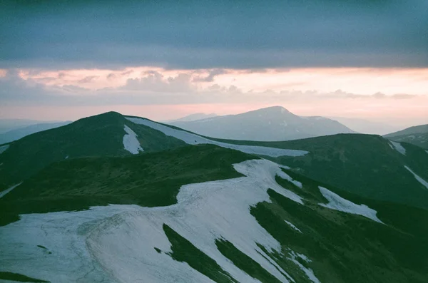 Uitzicht Besneeuwde Bergen Bij Zonsondergang Dramatische Lente Scene Echte Filmscan — Stockfoto