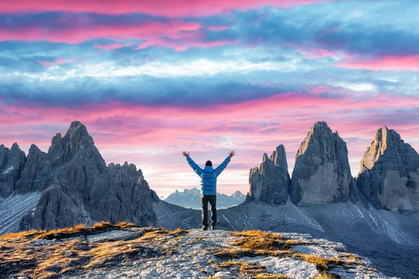 穿着蓝色夹克的游客在拉瓦雷多的三峰赛道游览 国家公园Tre Cime Lavaredo Dolomite Alps Mountains Trentino Alto Adige — 图库照片