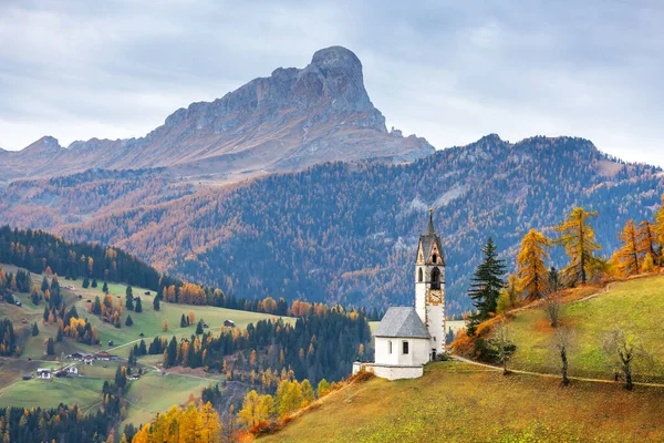 Santa Barbara Kyrkan Hösten Dolomite Alperna Fantastiskt Landskap Med Litet — Stockfoto