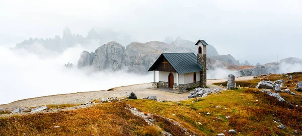 Hihetetlen Kilátás Nyílik Kis Kápolnára Tre Cime Laveredo Nemzeti Parkban — Stock Fotó