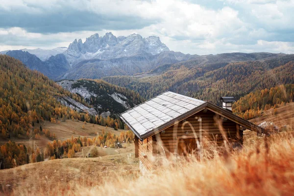 Incrível Vista Outono Vale Valfreda Nos Alpes Dolomitas Italianos Cabana — Fotografia de Stock