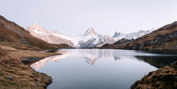 İsviçre Alp Dağları 'ndaki Bachalpsee Gölü. Arka planda Wetterhorn, Mittelhorn ve Rosenhorn 'un karlı zirveleri var. Grindelwald Vadisi, İsviçre. Peyzaj fotoğrafçılığı