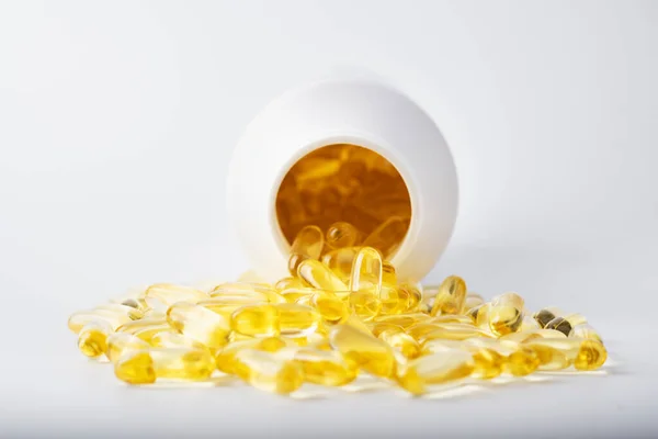 Žluté Tobolky Rybího Tuku Želé Skořápce Poblíž Bílé Nádoby Vitamíny — Stock fotografie