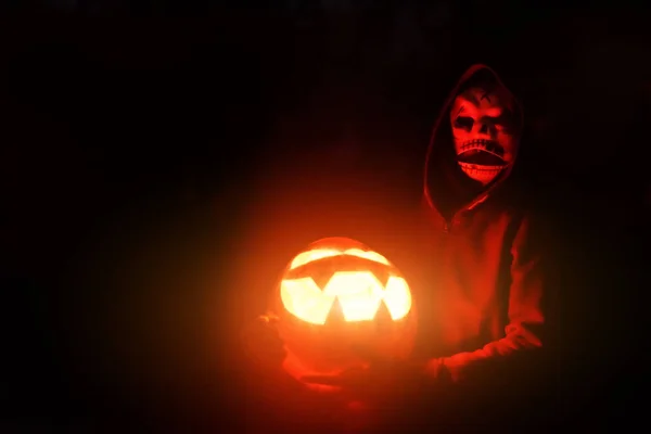 Verschrikkelijke Gemaskerde Man Verlicht Met Rood Licht Van Halloween Pompoen — Stockfoto