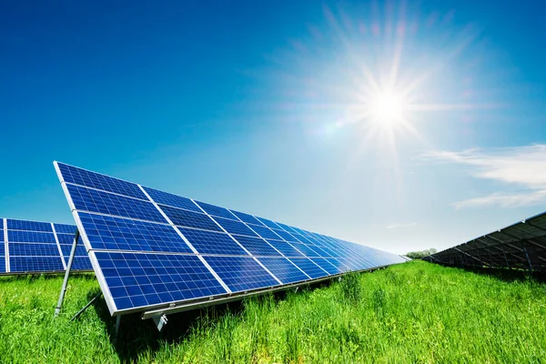 Panel Solar Bajo Cielo Azul Con Sol Pasto Verde Cielo — Foto de Stock