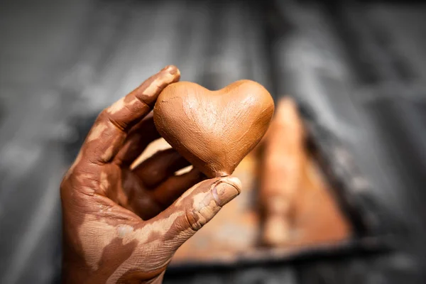 Coeur Fait Argile Potiers Dans Les Mains Maître Potier Concept — Photo