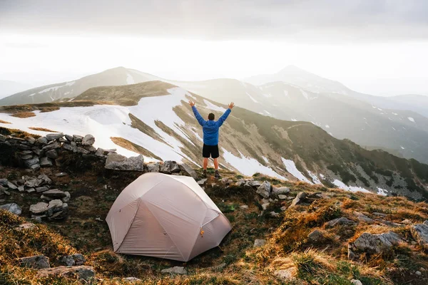 Grey Tent Tourist Hand Backdrop Incredible Mountain Landscape Amazing Evening — ストック写真